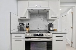 Fridge, microwave, oven, stovetop - 2-Bedroom Lower Unit Near Bow River w Wifi & Desk (Calgary)