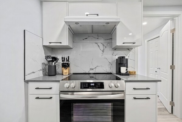 冷蔵庫、電子レンジ、オーブン、コンロ