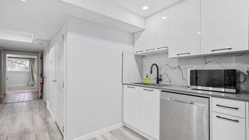 Réfrigérateur, four à micro-ondes, un four, surface de cuisson