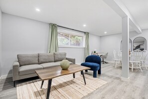 Smart TV, offices - 2-Bedroom Lower Unit Near Bow River w Wifi & Desk (Calgary)