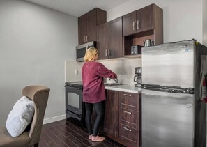 Kühlschrank, Mikrowelle, Ofen, Herdplatte