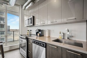 Fridge, microwave, oven, stovetop