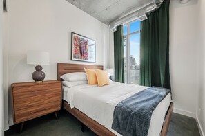 1 bedroom, desk, iron/ironing board, free WiFi - Industrial 1BR w Office, Views, AC, XL Patio (Calgary)
