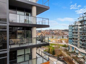 Property grounds - River Views w XL Patio, Parking, Office, 2BR (Calgary)