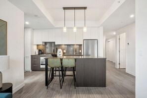 Fridge, microwave, oven, stovetop - River Views w XL Patio, Parking, Office, 2BR (Calgary)