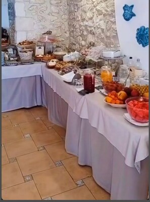 Esmorzar diari d'estil bufet gratuït