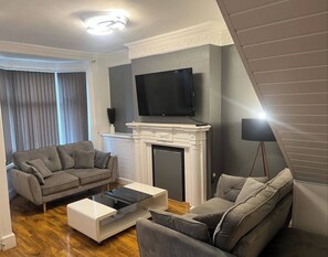House | Living area - 4-guest Charm Home W/street Parking & Wifi & Party (Leicester)