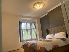 House | 1 bedroom, iron/ironing board, free WiFi, bed sheets - 4-guest Charm Home W/street Parking & Wifi & Party (Leicester)