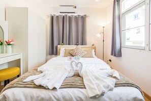 3 bedrooms, WiFi, bed sheets - Charming 3-bedroom Pool villa with WiFi and AC in fabulous Wattana (Wattana)