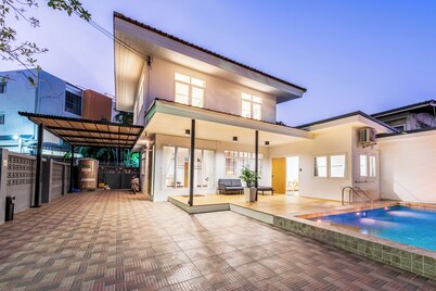 Charming 3-bedroom Pool villa with WiFi and AC in fabulous Wattana
