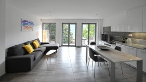 TV - Lake View Suite 86 in Melide (Melide)