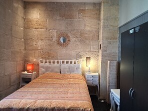 2 bedrooms, iron/ironing board, WiFi