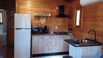 Geladeira, micro-ondas, cafeteira/chaleira