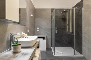 Een douche, een haardroger, een bidet, handdoeken