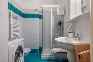 Douche, sèche-cheveux, bidet, serviettes fournies
