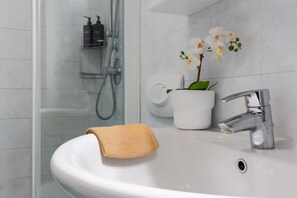 Shower, hair dryer, bidet, towels - Madama Butterfly- Verona (Verona)