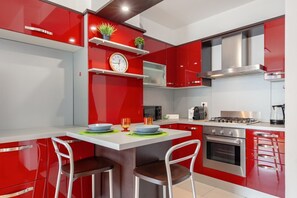 Frigorifero, microonde, forno, piano cottura