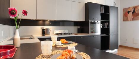 Fridge, microwave, oven, stovetop