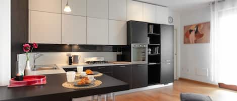 ثلاجة، ميكروويف، فرن، موقد طهي مسطح