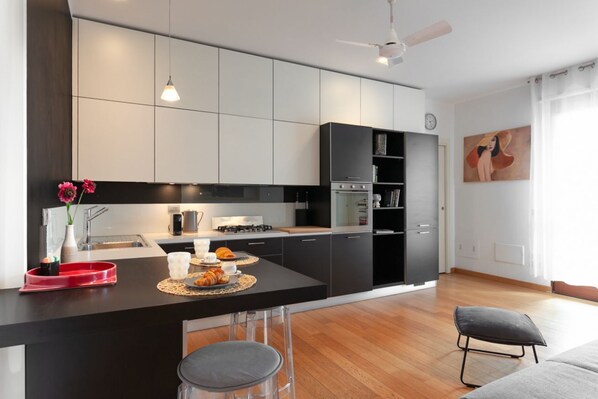 Fridge, microwave, oven, stovetop