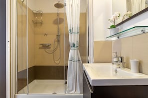 Shower, free toiletries, hair dryer, bidet