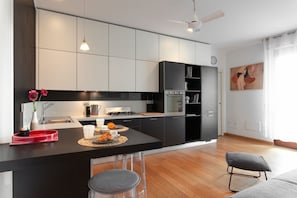 Refrigerador, microondas, horno y parrilla de estufa