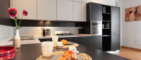 Een koelkast, een microgolfoven, een oven, een kookplaat