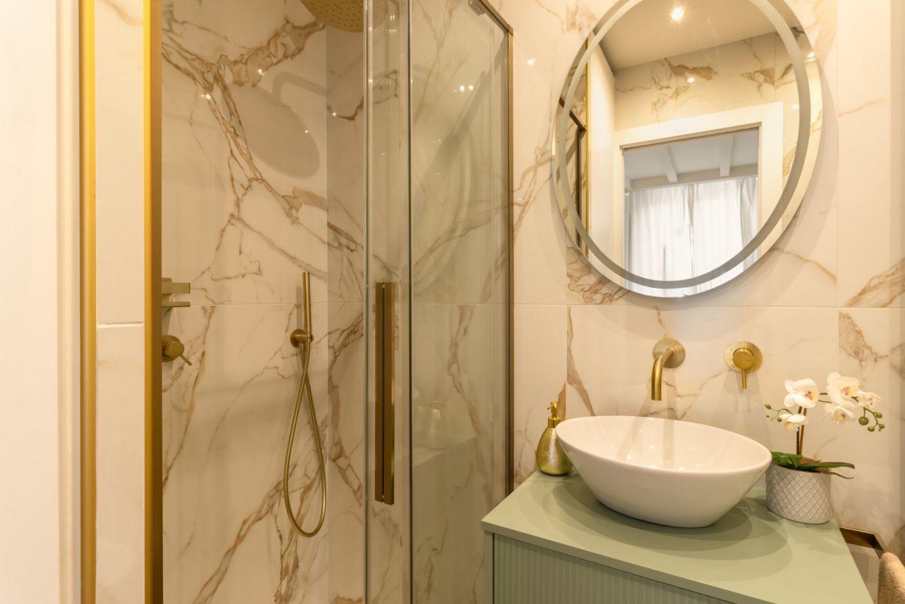 Douche, sèche-cheveux, bidet, serviettes fournies