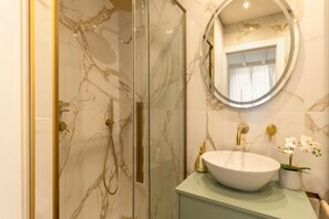 Douche, sèche-cheveux, bidet, serviettes fournies