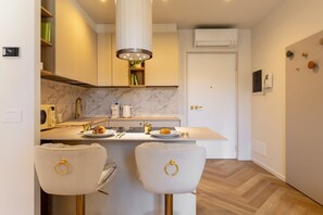 Jääkaappi, mikroaaltouuni, liesi, astianpesukone