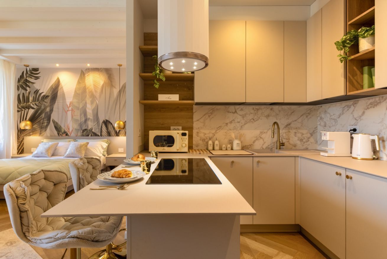 Réfrigérateur, four à micro-ondes, surface de cuisson, lave-vaisselle