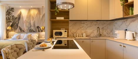 Réfrigérateur, four à micro-ondes, surface de cuisson, lave-vaisselle