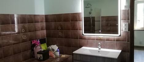 Une salle de bain avec une baignoire, un lavabo et un miroir.
