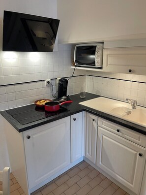 Kylskåp, mikrovågsugn, ugn och spishäll