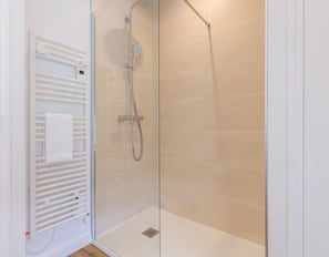 Bathroom - Charming cottage in Portbail, shared garden and private terrace (Portbail)