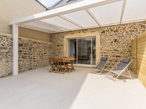 Outdoor dining - Gîte Justine: Comfort for 4 pers. Pets OK, Parking, Garden (Portbail)