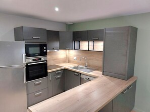 Réfrigérateur, micro-ondes, four, plaque de cuisson