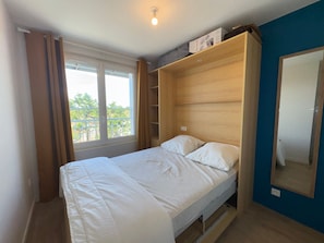 2 bedrooms, travel cot, WiFi