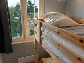 2 bedrooms, travel crib, WiFi