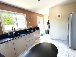 Fridge, microwave, oven, stovetop - Spacious villa 6 pers, private pool and WiFi near beach (Cap d'Agde)