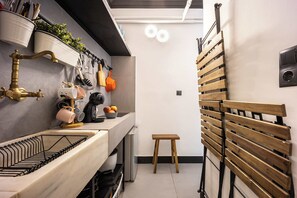 Spishäll, kaffe- och tebryggare och grytor/köksredskap