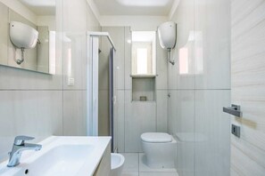 คอมฟอร์ทอพาร์ทเมนท์, วิวเมือง | ห้องน้ำ