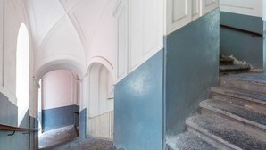 Eine prächtige Treppe mit blauer Handlauf, der zu einer oberen Ebene führt.