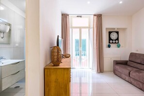 คอมฟอร์ทอพาร์ทเมนท์, วิวเมือง | บริเวณนั่งเล่น | ทีวีจอแบน