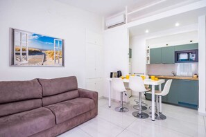 Comfort Apartment, City View | Living area | Flat-screen TV - Appartamentino ai quartieri spagnoli (Naples)