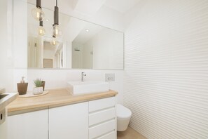 Een haardroger, handdoeken, zeep, shampoo