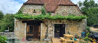 Grande maison traditionnelle en pierre au calme en pleine campagne
