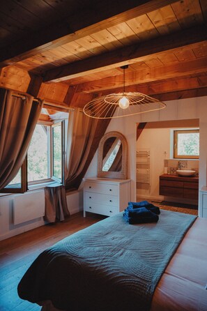 3 habitaciones, tabla de planchar con plancha y cuna de viaje