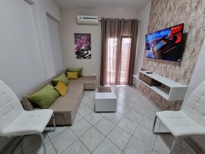 Studio Deluxe - 1 queensize-säng med bäddsoffa - viss havsutsikt | Vardagsrum | Platt-tv