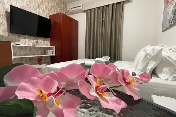 Deluxe Studio, 1 Queen Bed with Sofa bed, Partial Sea View | In-room safe, blackout drapes, iron/ironing board, WiFi (free)